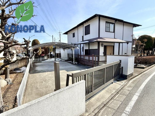 【中古戸建】桐生市境野町7丁目の外観|■外観｜青空に映える白を基調としたシンプルなデザイン。ホワイトベースの外壁にブラックのサッシでアクセントをきかせたオシャレな外観♪