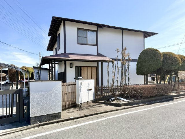 【中古戸建】桐生市境野町7丁目の外観|■外観｜現地は、日常に便利なスーパーやコンビニなどの商業施設が身近に揃う便利な立地です。引越し直後は何かとお世話になりそうな商業施設も、車でちょっと行ったところにある嬉しい周辺環境です。