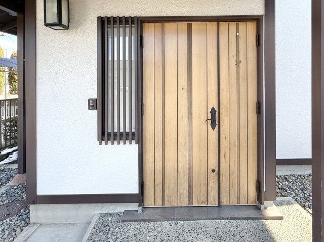 【中古戸建】桐生市境野町7丁目の玄関|■玄関｜「玄関から、我が家を心地よく。自然の風や光を感じられる気持ちのいい玄関へ。」