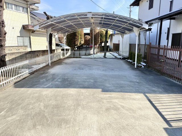 【中古戸建】桐生市境野町7丁目の駐車場|■駐車場｜カーポート付の広々とした駐車場。