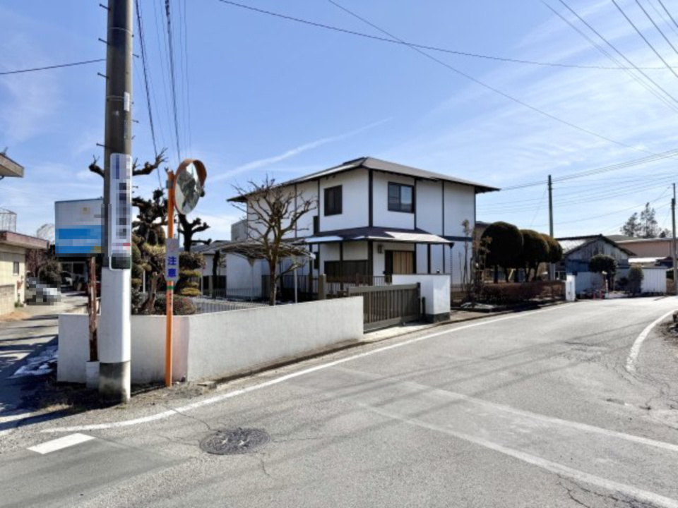 【中古戸建】桐生市境野町7丁目の前面道路含む現地写真|■外観｜前面道路が広く見渡しが良いので駐車が苦手な方でも安心です♪
