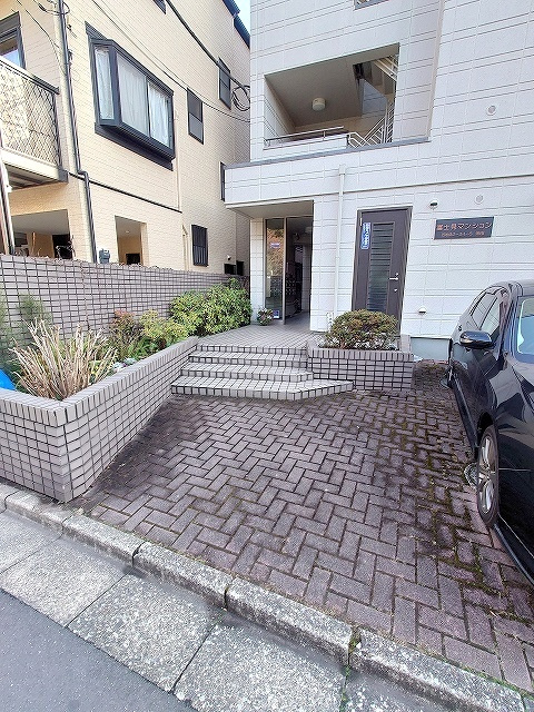 富士見マンションのエントランス