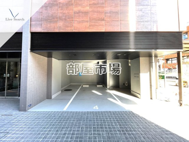 コンフォリア・リヴ根岸二丁目の駐車場
