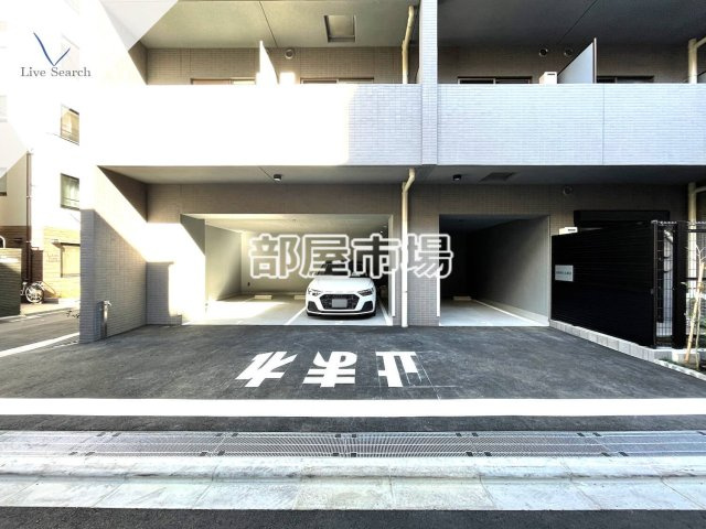 コンフォリア・リヴ根岸二丁目の駐車場