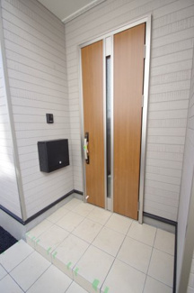 【玄関】 | 【仲介手数料無料！！】多摩市桜ケ丘1丁目　新築戸建て（全2棟）1号棟　6290万円