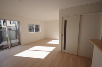 【居間・リビング】 | 【仲介手数料無料！！】多摩市桜ケ丘1丁目　新築戸建て（全2棟）1号棟　6290万円 | LDK18.3帖