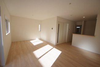 【居間・リビング】 | 【仲介手数料無料！！】多摩市桜ケ丘1丁目　新築戸建て（全2棟）1号棟　6290万円