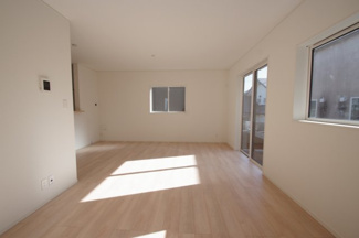 【居間・リビング】 | 【仲介手数料無料！！】多摩市桜ケ丘1丁目　新築戸建て（全2棟）1号棟　6290万円