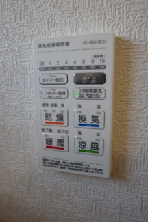 【冷暖房・空調設備】 | 【仲介手数料無料！！】多摩市桜ケ丘1丁目　新築戸建て（全2棟）1号棟　6290万円 | 浴室暖房・乾燥・換気・涼風