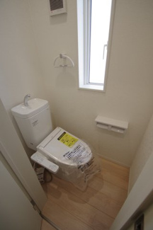 【トイレ】 | 【仲介手数料無料！！】多摩市桜ケ丘1丁目　新築戸建て（全2棟）2号棟　6090万円 | 1階トイレ