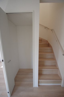 【収納】 | 【仲介手数料無料！！】多摩市桜ケ丘1丁目　新築戸建て（全2棟）2号棟　6090万円 | 階段下収納（リビング内）