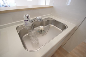 【キッチン】 | 【仲介手数料無料！！】多摩市桜ケ丘1丁目　新築戸建て（全2棟）2号棟　6090万円 | 浄水器付き水栓