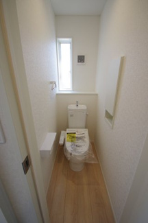 【トイレ】 | 【仲介手数料無料！！】多摩市桜ケ丘1丁目　新築戸建て（全2棟）2号棟　6090万円 | 2階トイレ