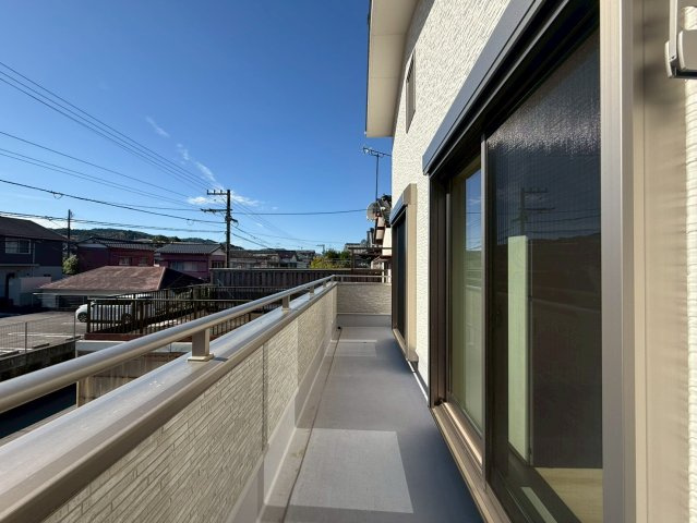 吾川郡いの町枝川4LDKのバルコニー|陽当たりの良い南向きバルコニーで洗濯も快適！