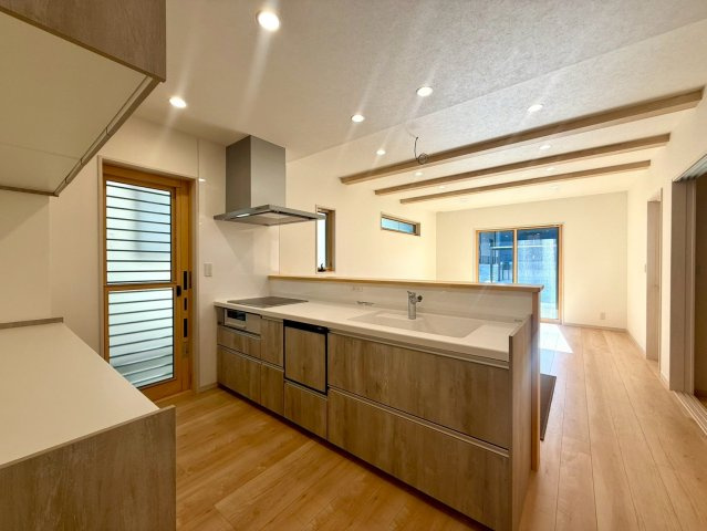 吾川郡いの町枝川4LDKのキッチン|木目調が優しい印象の対面キッチン。家族の会話も弾む♪