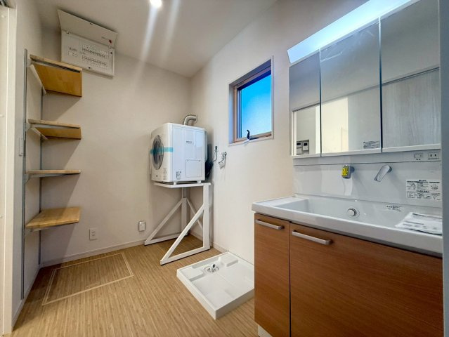 吾川郡いの町枝川4LDKの独立洗面台|木目調で温かみのある洗面脱衣室。収納棚付きで便利！