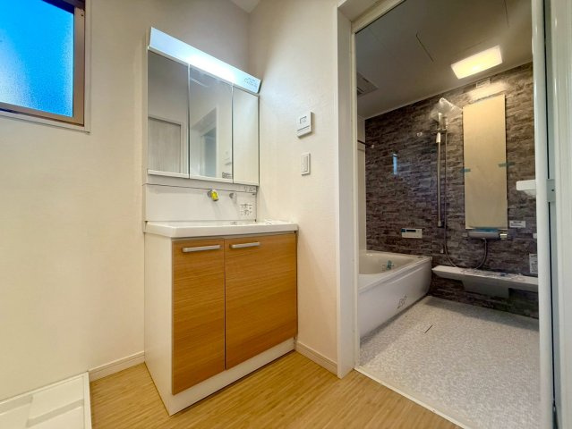 吾川郡いの町枝川4LDKの独立洗面台|家族が快適に使える、明るく清潔感ある洗面脱衣室