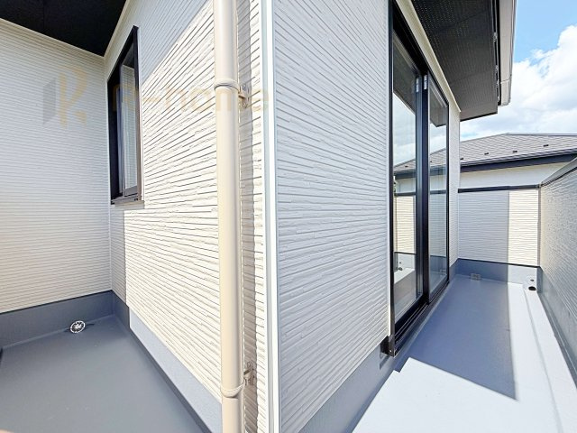 土浦市上高津2期　新築戸建て　3号棟のバルコニー|お布団やラグなどの大きな物も干しやすい広々としたL字型バルコニー！