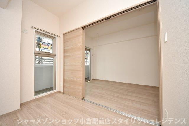 ＰＬＡＣＥ　ＣＯＵＲＴの居間・リビング