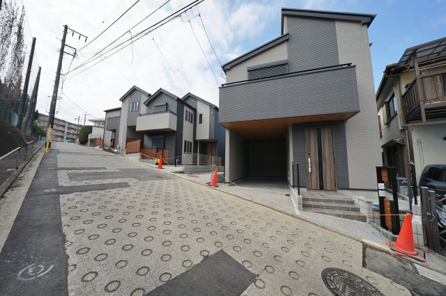 【横浜市保土ケ谷区花見台2-3全4棟新築戸建て】★仲介手数料無料★（桜台小学校・岩崎中学校）の前面道路含む現地写真