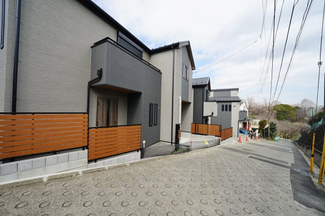 【横浜市保土ケ谷区花見台2-3全4棟新築戸建て】★仲介手数料無料★（桜台小学校・岩崎中学校）の前面道路含む現地写真