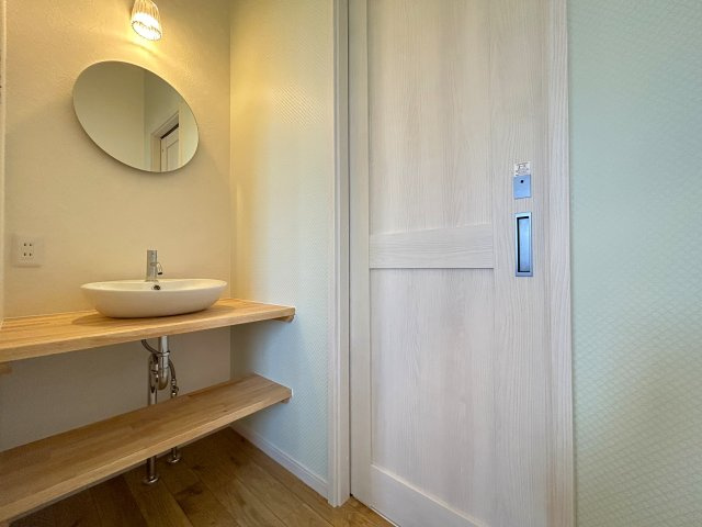 南国市大そね甲未使用一戸建てのその他|玄関近く手洗い器があるので帰宅後すぐに手洗いをして風邪予防！洗面ボールや鏡、照明もステキ☆