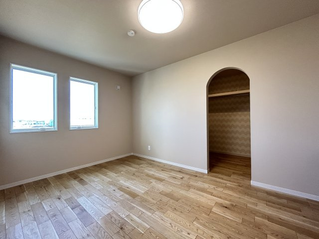 南国市大そね甲未使用一戸建ての洋室|アーチ開口の奥には大容量収納を備え、暮らしやすさとデザイン性を両立しています。