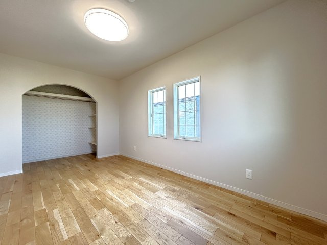 南国市大そね甲未使用一戸建ての洋室|格子窓からやさしい光が入り、ナチュラルな木目が映える心地よい洋室。