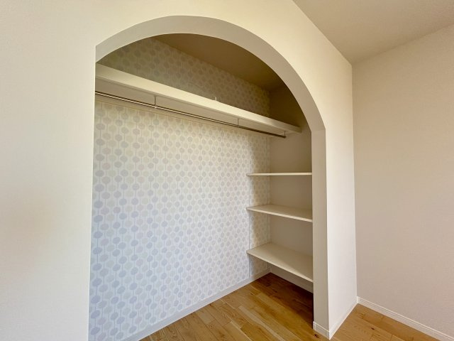 南国市大そね甲未使用一戸建ての収納|全室収納つき！やさしいアーチ開口の奥には、棚付きで使いやすい収納スペース。デザイン性のあるアクセントクロスで気分が上がります♪