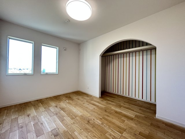 南国市大そね甲未使用一戸建ての洋室|クローゼット内は遊び心のあるアクセントクロスで主張しすぎずオシャレ度アップ♪