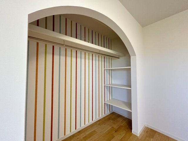 南国市大そね甲未使用一戸建ての収納|扉のないクローゼットはワンアクションで片付けられるので整理が苦手な方にもオススメ！可動棚もあり使い勝手◎