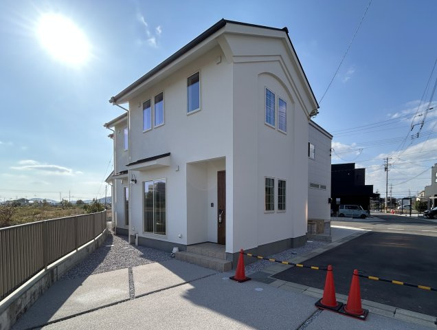 南国市大そね甲未使用一戸建ての外観|爽やかな白い外観が街並みに映え、開放感あふれる立地ならではの気持ちよさを感じられる住まいです。
