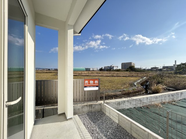 南国市大そね甲未使用一戸建てのその他|洗面室の勝手口を開けると洗濯物を干せるテラススペースにつながります。