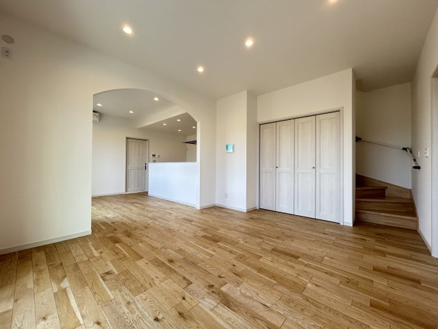 南国市大そね甲未使用一戸建ての居間・リビング|リビングにも収納があります☆フローリング材や建具もこだわっています。