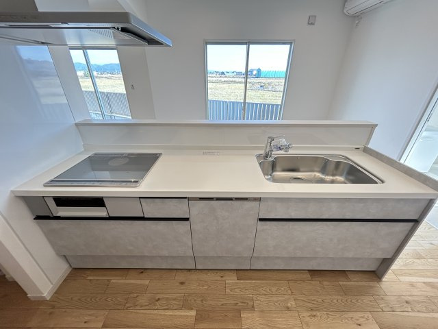 南国市大そね甲未使用一戸建てのキッチン|横幅の長いキッチンは中央の作業スペースが広くてお料理がしやすいですよ♪食洗器も付いています！