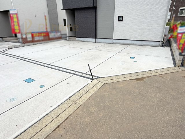 土浦市上高津2期　新築戸建て　5号棟の駐車場|カースペースは2台お停めいただけます♪

