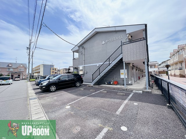 サープラスハイムの駐車場