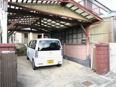 【駐車場】 | 八本町貸家 | 屋根付きの駐車場は愛車を守ります。