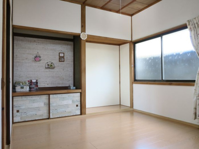 【洋室】 | 八本町貸家 | 洋室はアクセントクロスでお洒落な雰囲気になっています