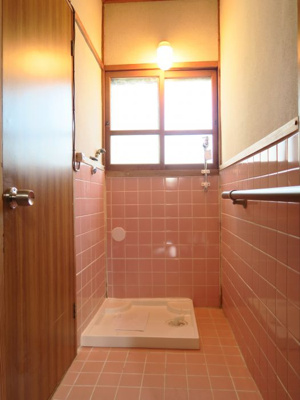 【その他】 | 八本町貸家 | かわいいピンクのタイル貼り　洗濯機置き場を新設しました！