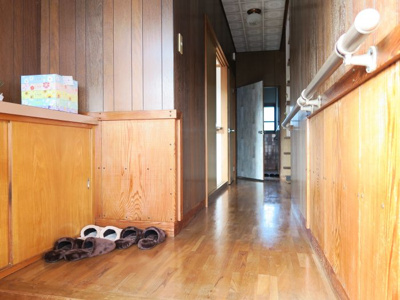 【玄関】 | 八本町貸家 | 玄関を開けると、レトロな空間が広がってます。