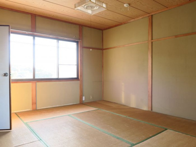 【和室】 | 八本町貸家 | 2階の和室は2面採光で日当り良好です。