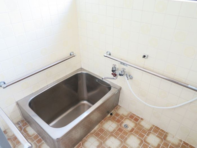 【浴室】 | 八本町貸家 | 浴室にも手すりがついてますので、高齢の方でも安全ですね。