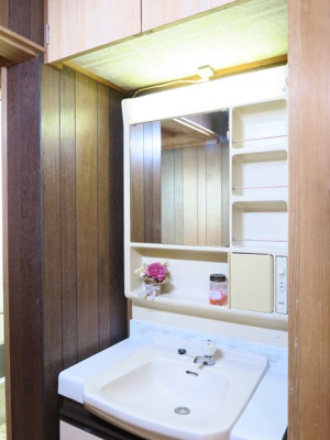 【洗面所】 | 八本町貸家 | 洗面化粧台。小物収納のポケットもついて便利です。