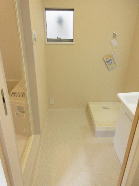 Ｃｏｍｆｏｒｔ　田端の内装|脱衣所に窓あります
