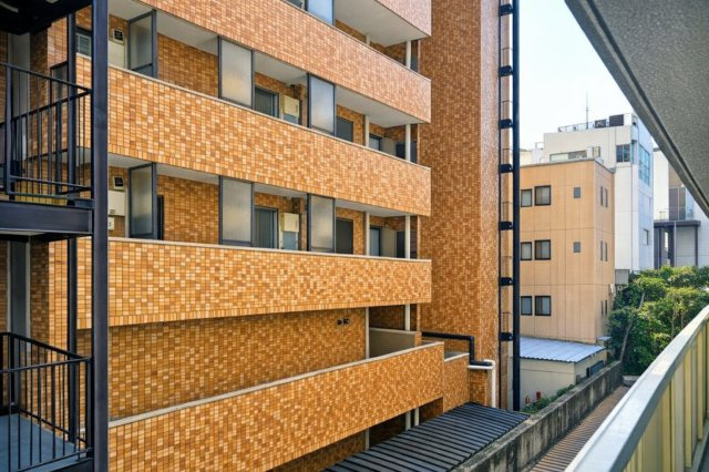 お花茶屋ダイヤモンドマンションの展望|空と街の景色が広がる窓辺は、暮らしの舞台を美しく彩ります。窓を開けるたびに心がほどけ、穏やかな風と光に包まれる、ゆったりとした時間が流れています。日々の喧騒から離れ、自然と調和する心地よい住まいです。
