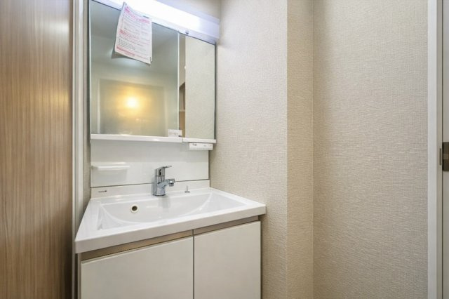 お花茶屋ダイヤモンドマンションの独立洗面台|明るい洗面スペースは、使いやすさを徹底的に追求した設計です。忙しい朝も快適に自然と笑顔がこぼれる心地よいひとときを叶えます。毎日の身支度がスムーズに整う、家族みんなに優しい空間です。