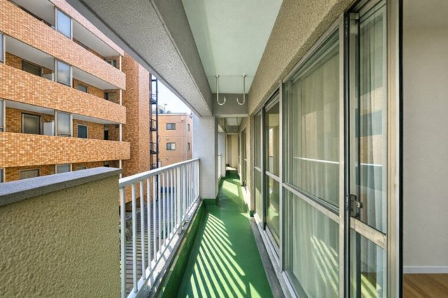 お花茶屋ダイヤモンドマンションのバルコニー|やわらかな風がそっと頬をなで、空の広がりが日常を包み込むバルコニー。朝の光に目を細めたり、夕暮れの空にひと息ついたり──心がほどけるひとときが、ここにはあります。