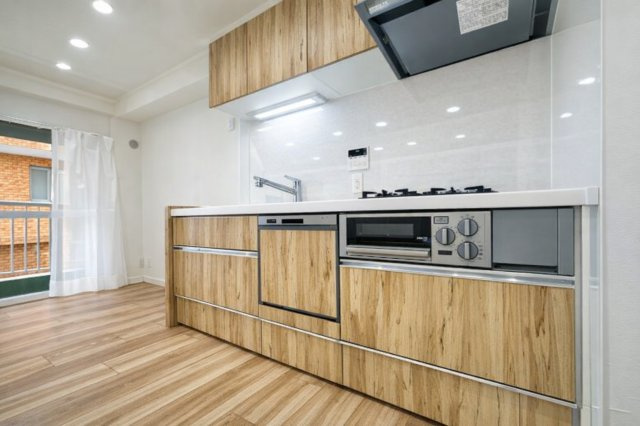 お花茶屋ダイヤモンドマンションのキッチン|家族の笑顔が広がり、自然と会話が弾むゆとりある安心設計の広々キッチン。使い勝手の良さと開放感が調和し、毎日の料理時間をもっと楽しく、心豊かに彩ります。