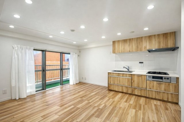お花茶屋ダイヤモンドマンションの居間・リビング|住まう人の感性に寄り添い、美しさと機能性が調和した寛ぎの空間です。日々の疲れを癒し、心からリラックスできる場所として、暮らしに豊かさと安心感をもたらします。